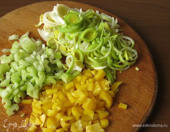 Нарезаем порей, сладкий перец, сельдерей черешковый.