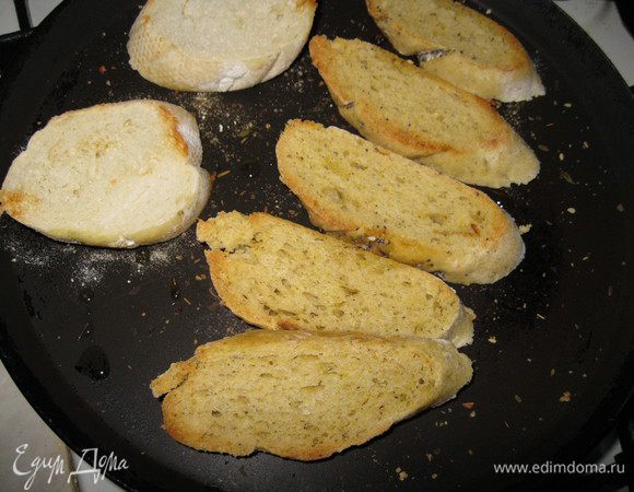 Багет поджарить на сковороде без масла, посыпав травами и полив оливковым маслом. Печень поджарить.