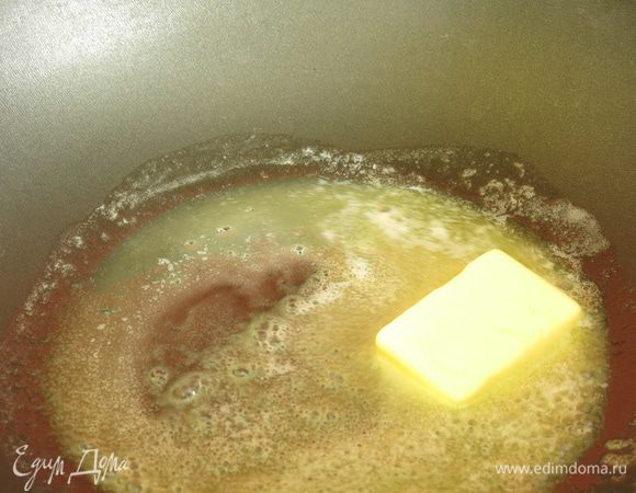 Растапливаем масло сливочное.