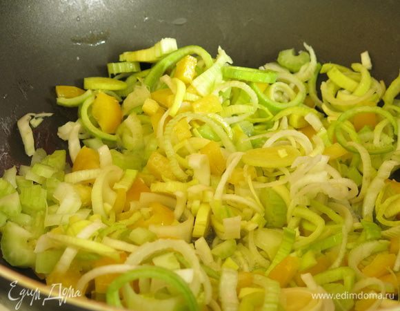 Жарим на масле овощи.