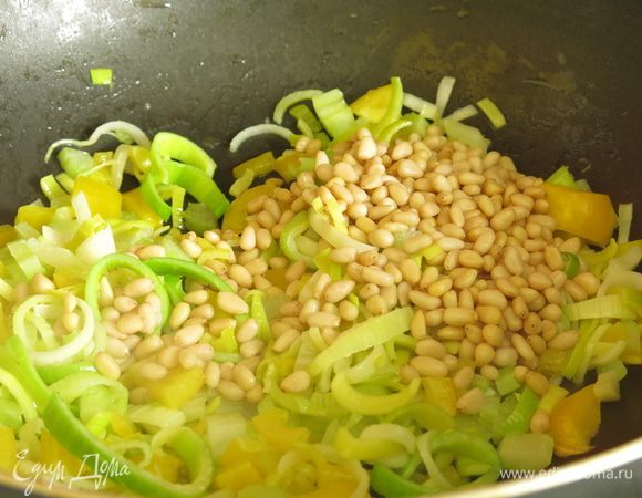 Добавляем к овощам орешки кедровые, тушим пару минут.