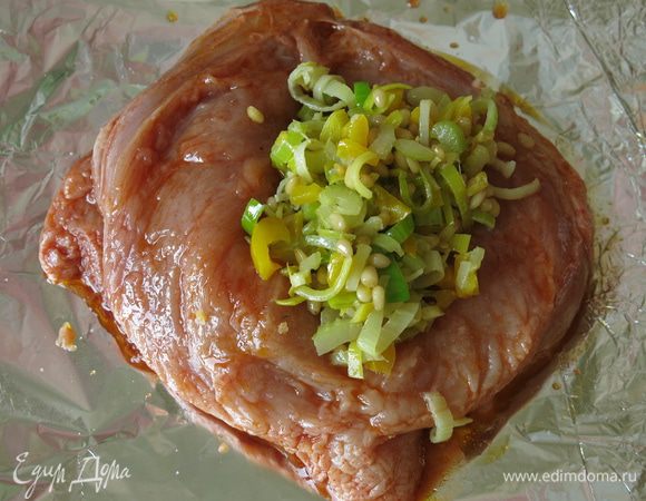 Солим филе внутри и снаружи. Фаршируем овощами с орехами филе.