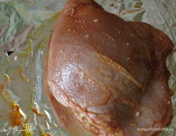 Закрываем карман филе, кладем на фольгу.