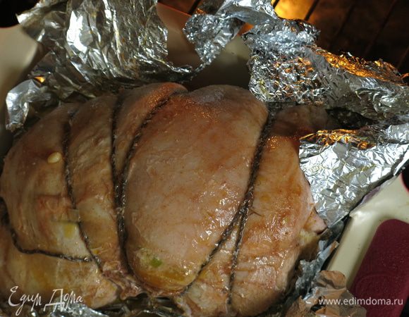 Ставим на 1 час при 180°С в духовку. Раскрываем фольгу.