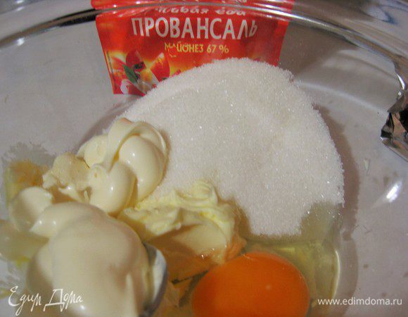 Размягченное масло хорошо растереть с сахаром, яйцом и майонезом ТМ «Слобода» Провансаль.