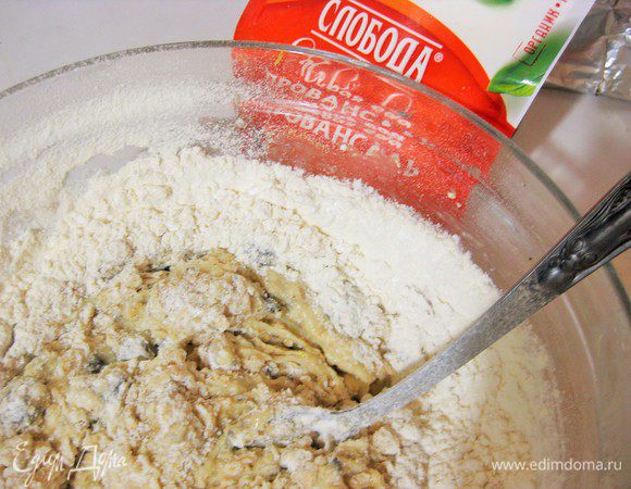 Смешать муку с разрыхлителем, просеять, добавить в тесто.