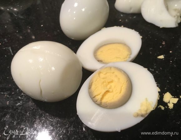 Яйца сварите вкрутую.