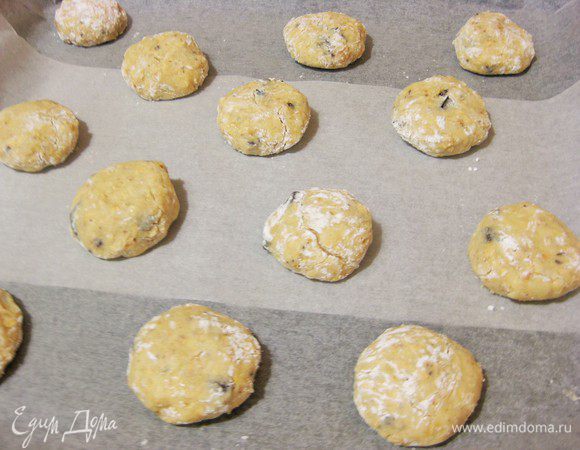 Из охлажденного теста скатать шарики величиной с грецкий орех, обвалять в сахарной пудре, выложить на противень (на расстоянии 3 — 4 см). Выпекать при температуре 180°С, 10 — 15 минут.