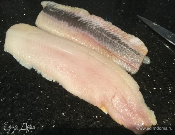 Сельдь почистите, удалите голову, хвост, плавники и кости (или возьмите готовое филе).
