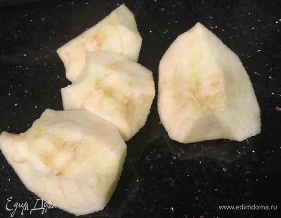 Лук почистите. Яблоко очистите от кожицы, разрежьте на четвертинки и удалите семена.