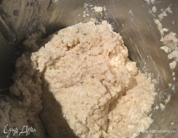 Добавьте сельдь и еще раз измельчите. После чего добавьте яйца и сливочное масло, измельчите до получения однородной массы.