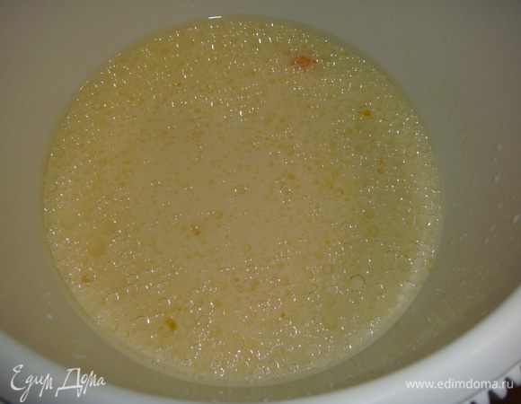 Смешать в чаше для взбивания кефир, кедровое масло, подсолнечное масло и яйца. Все взбить миксером. Добавить сахар, соду и муку, еще раз все взбить.