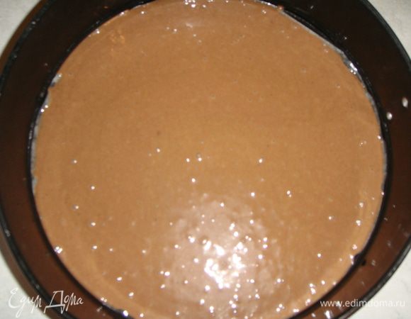 Тесто разделить на две части, в одну добавить какао, в другую мак. Дно формы застелить пергаментом, бока смазать маслом. Испечь 4 коржа. Выпекать при температуре 180°С минут 20, готовность проверить зубочисткой. 