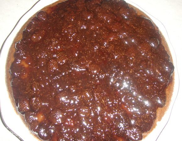 Коржи остудить. При желании коржи можно пропитать. Шоколадный корж смазать клубничным джемом.