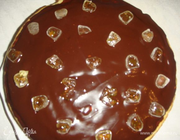 Сверху положить маковый корж. Шоколад растопить в сливках, остудить и смазать маковый корж. Мармелад нарезать и уложить сверху. 