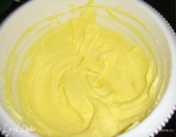 Для крема взбить миксером сливочный сыр, сливки и сахарную пудру. Добавить краситель и перемешать.