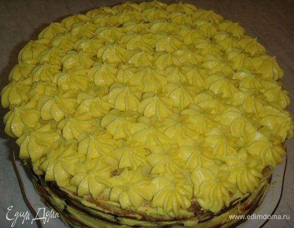 Бока и верх торта смазать кремом. Остальной крем переложить в кондитерский мешок, насадка звезда, и отсадить на торт цветочками.