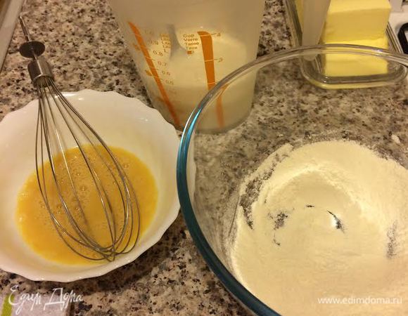 Яйцо слегка взбить с ванильным экстрактом. В другой миске смешать сухие ингредиенты.