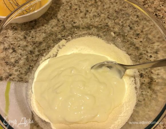 Смешать сухие ингредиенты с мацони.