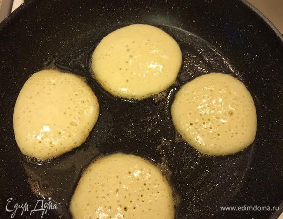 Разогреть сковороду, добавить растительное и сливочное масло (можно жарить без масла), ложкой выложить тесто.