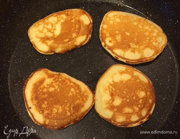 Жарить панкейки с каждой стороны 2 — 3 минуты.