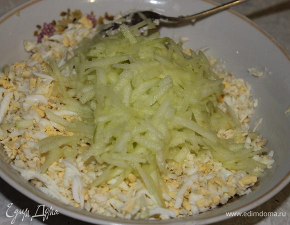 Яблоко натрите в последний момент, что бы оно не потемнело. 