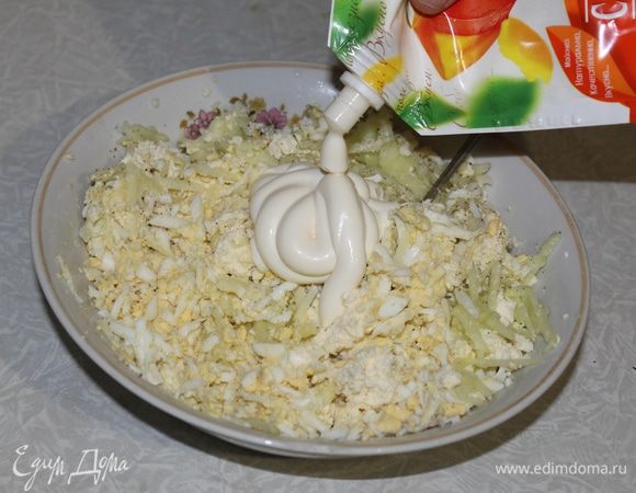 Все перемешайте, добавьте соль и перец по вкусу, заправьте салат майонезом провансаль ТМ «Слобода». В СССР продавался только один майонез «Провансаль», поэтому не будем изменять традициям.