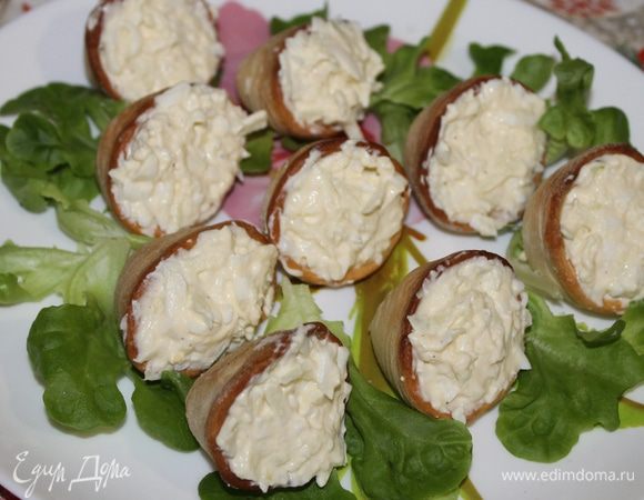 Заполните приготовленные ракушки-тарталетки салатом, украсьте зернышком граната или как вам пожелается, и разложите на листья салата. 