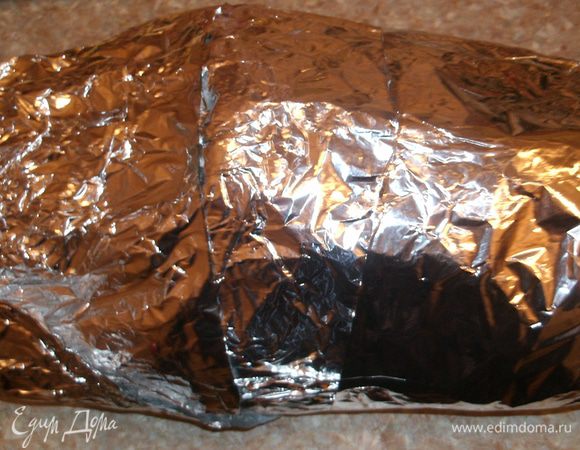 Завернуть тушку гуся с начинкой в фольгу и отправить в духовку на 2 часа.