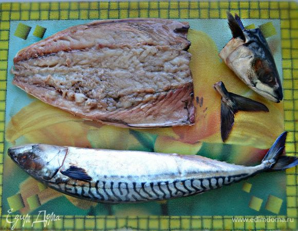 Приготовьте 2 тушки скумбрии (у меня 2 небольшие рыбины  общим весом 800 г). Если рыба замороженная, то предварительно дайте ей оттаять. Отрежьте голову и хвост, удалите плавники. Аккуратно разрежьте рыбины по брюшку, выньте все внутренности, промойте филе и обсушите бумажными полотенцами. Затем удалите хребет и крупные кости.