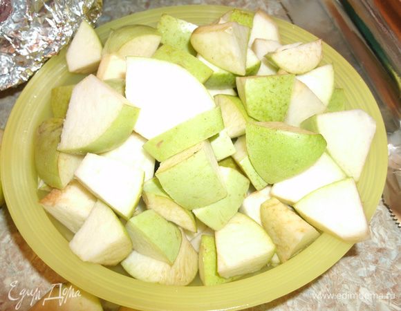 Яблоки очистить от сердцевины и нарезать крупными кусочками.