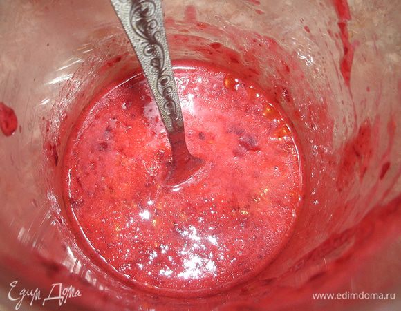 Ягоды клюквы измельчить в пюре, добавить соль, перец, оливковое масло и размешать до однородной массы.