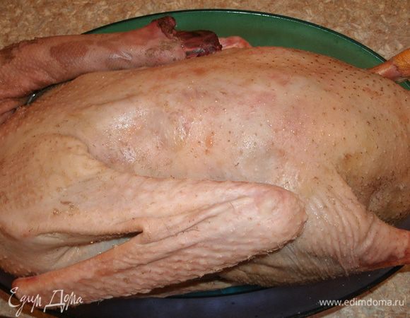 Гуся подготовить: срезать лишний жир, опалить тушку.  