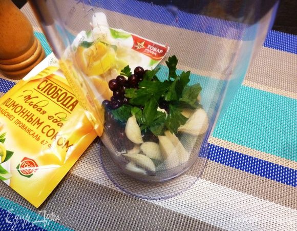 Ингредиенты крупно нарежем. Сложим все в чашу блендера.