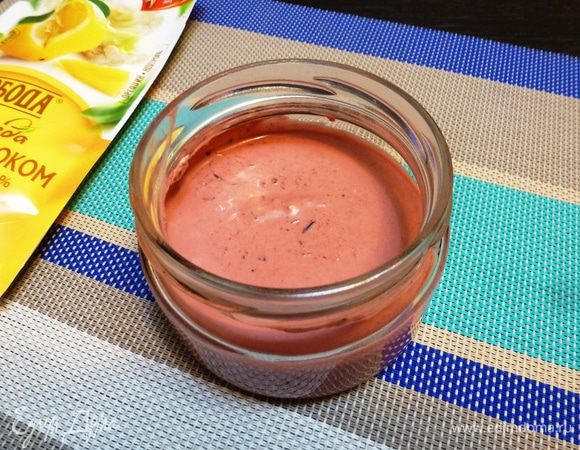 Брусничный соус переложим в банку.