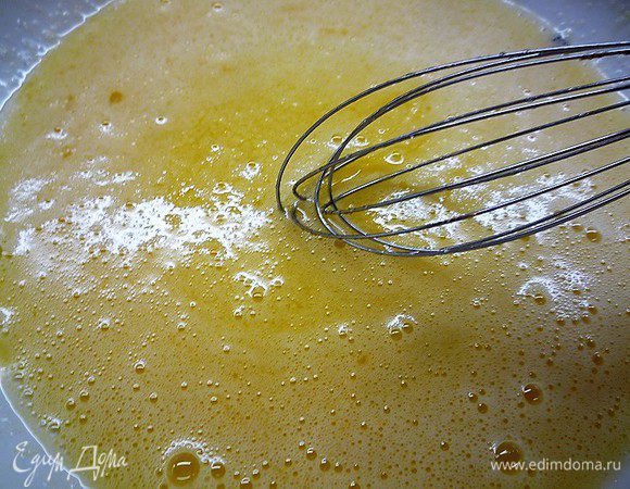 Все хорошо перемешиваем венчиком.