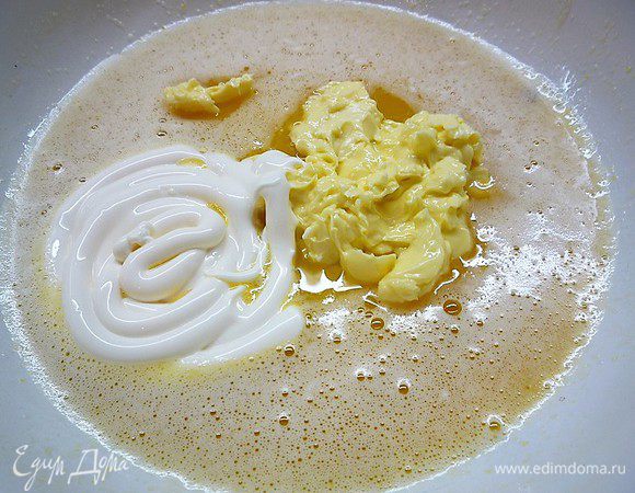 В массу добавляем размягченное сливочное масло и майонез ТМ «Слобода» Легкий.