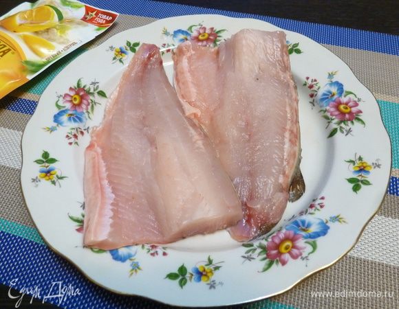 Филируем муксуна. Костей в нем немного, поэтому просто срежем мясо с хребта и ребер.