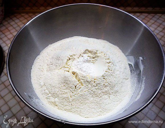 В отдельную чашку просеиваем муку, добавляем разрыхлитель и перемешиваем.