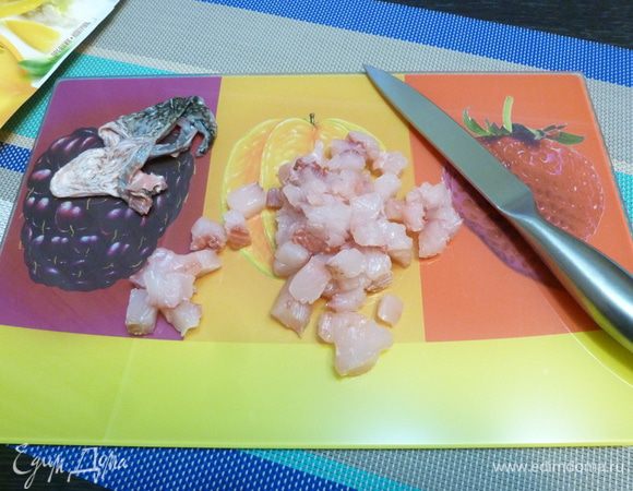 Нарежем филе муксуна на кубики, мельчить не стоит.