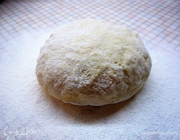 Замешиваем мягкое, эластичное тесто, заворачиваем его в пищевую пленку и убираем в холодильник на 30 минут.