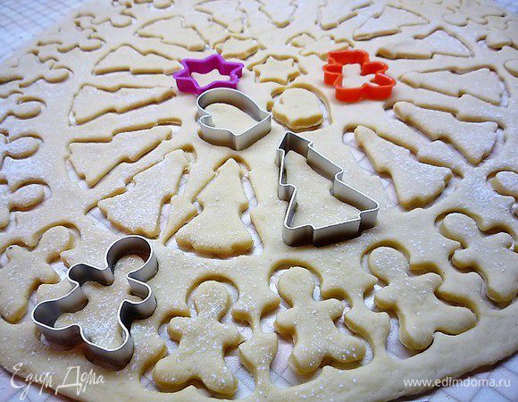 По истечении времени тесто освобождаем от пленки, раскатываем в пласт толщиной примерно 0,5 см и вырезаем фигурки.