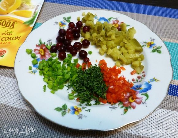 Пока подготовим составляющие для тартара. Мелко порубим корнишон, перец чили (семена убрать), укроп, зеленый лук. Свежую бруснику помоем.