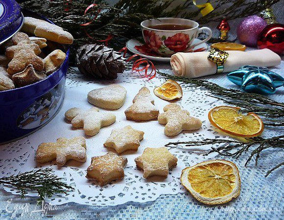 Готовые печенья посыпаем сахарной пудрой и подаем на стол с чаем, молоком или кофе. Приятного аппетита!