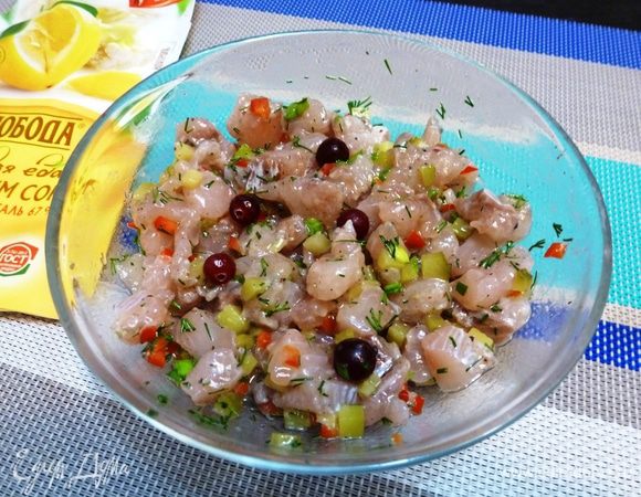 Смешаем кусочки муксуна, нарубленные овощи и зелень.