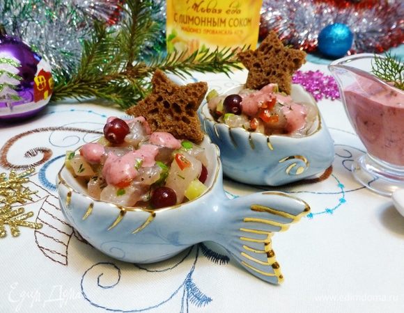 Тартар из муксуна готов! Подаем к тартару брусничный соус на основе майонеза ТМ «Слобода». Уверяю, это вкусно!