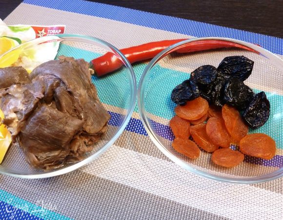 Нам понадобится вареная оленина, но можно взять любое мясо (телятина, индейка и тд), чернослив и курагу зальем кипятком, чтобы они были помягче. Затем обсушим их бумажным полотенцем.