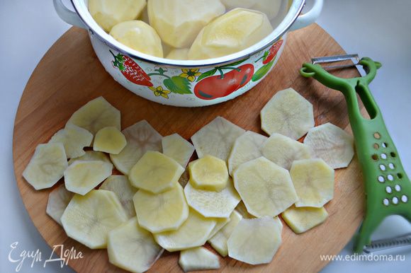 Картофель помойте, почистите и нарежьте тонкими слайсами.