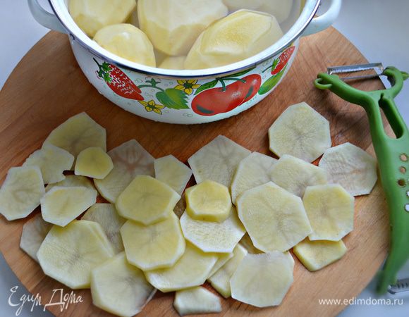 Картофель помойте, почистите и нарежьте тонкими слайсами. 
