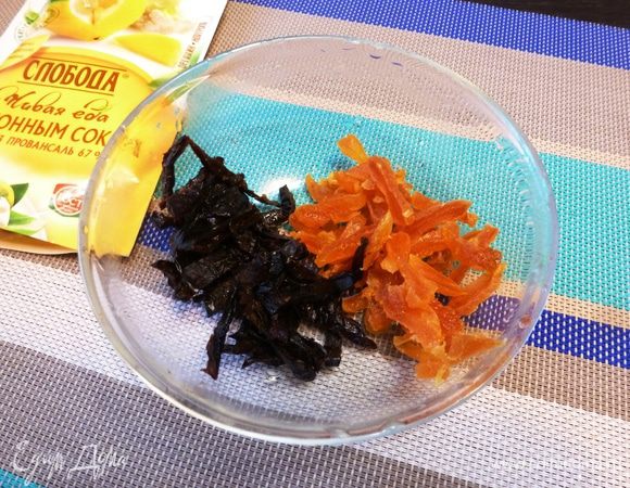 Нарежем соломкой чернослив и курагу. Оленину нарежем кубиком.